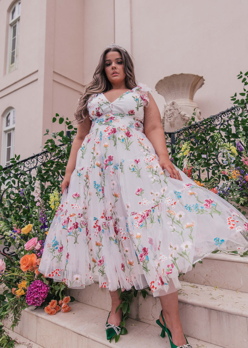 chic size inclusive model wearing JessaKae Margaret Midi Dress_White Floral / XXS Dresses